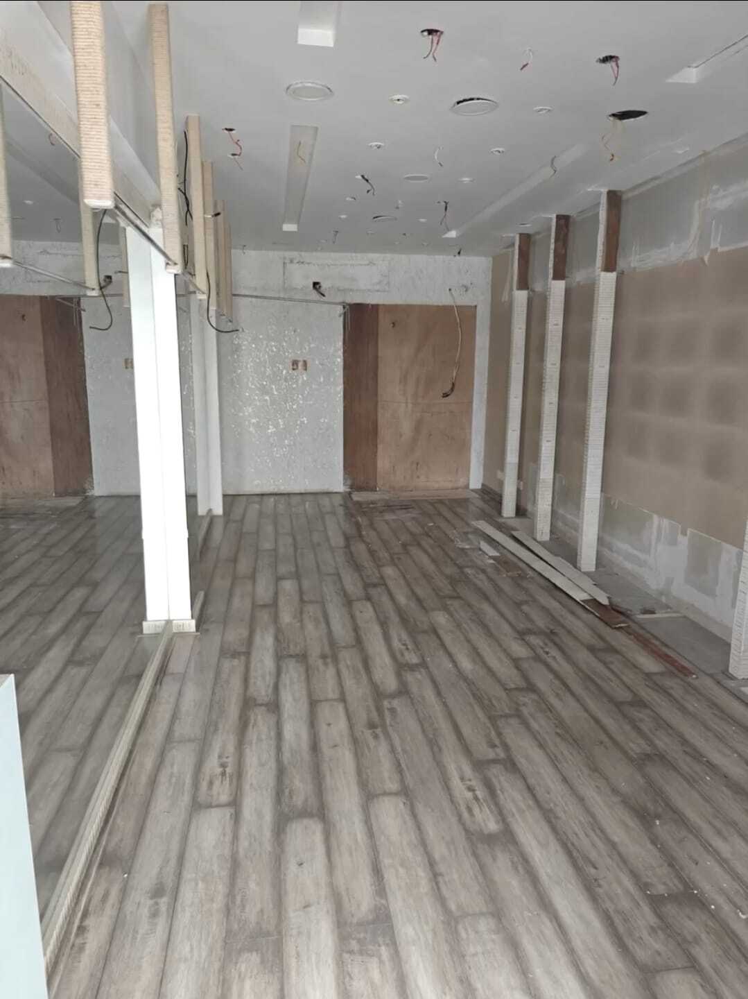 Rent shop in Juhu