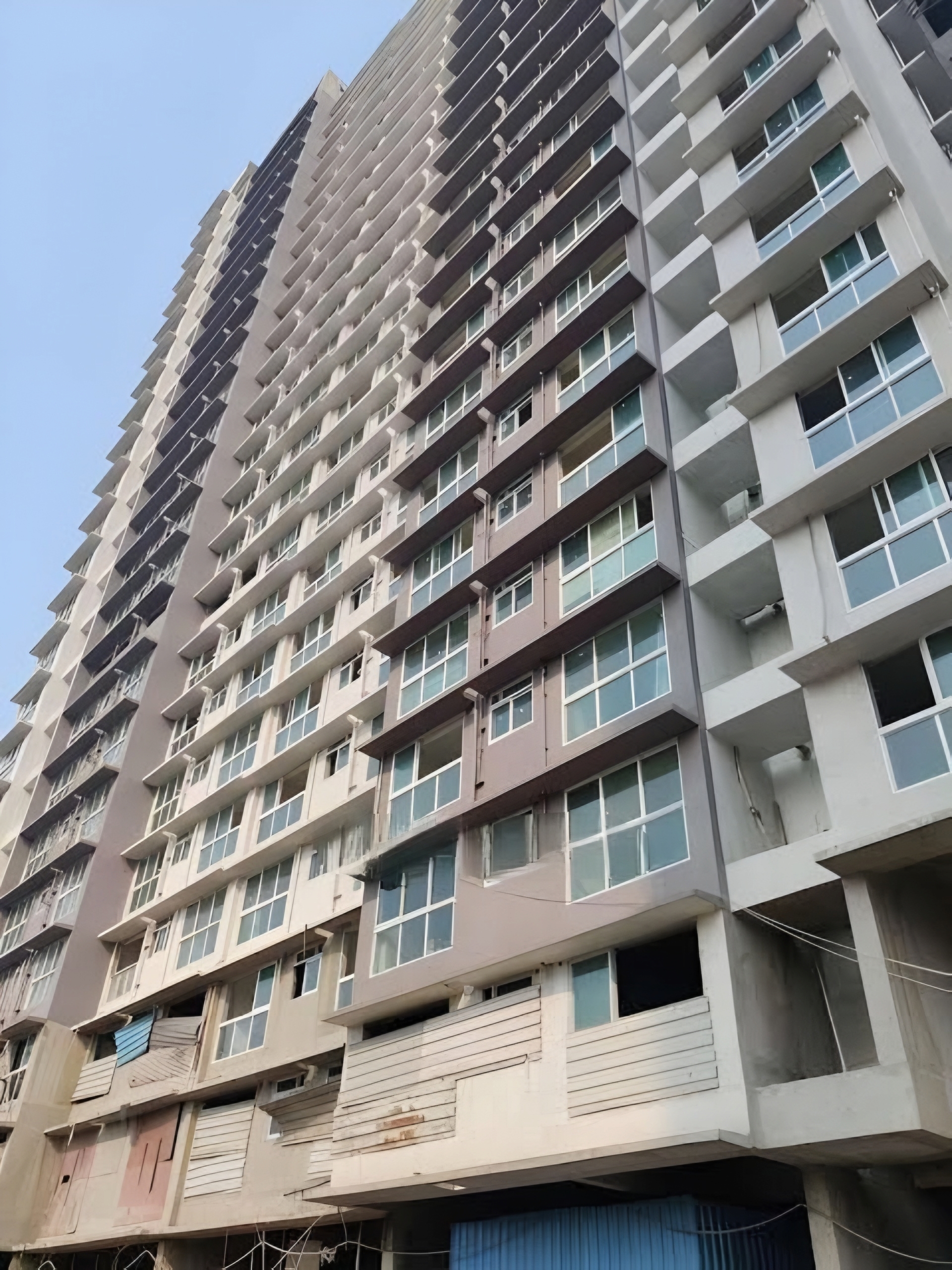 Eminente 1, Khar West.