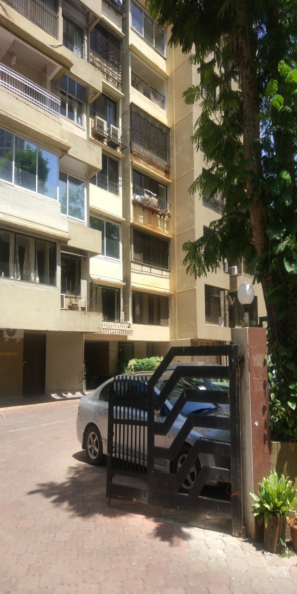 3 BHK Apartment in Belscot Tower at Lokhandwala, Andheri West. for SALE